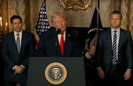 Captura de video tomada de una transmisión de La Casa Blanca del presidente de Estados Unidos, Donald Trump (c), durante un anuncio junto al secretario de Estado, Marco Rubio (i), y el secretario de Guerra, Peter Hegseth, este lunes, desde Palm Beach, Florida (EE.UU.). EFE/ La Casa Blanca