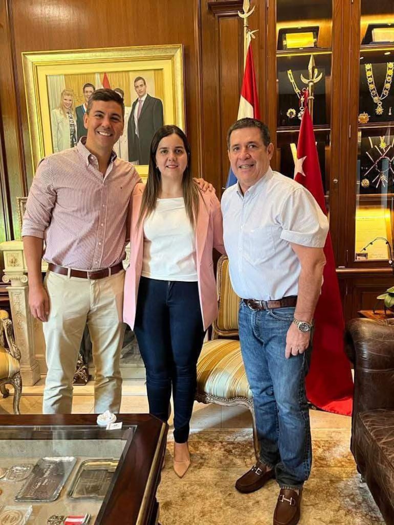 La doctora María Gloria Rodríguez y en medio del presidente de la República Santiago Peña y el presidente del Partido Colorado, el expresidente Horacio Cartes.