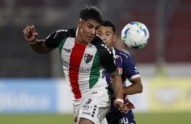 AME7561. SANTIAGO (CHILE), 09/04/2025.- Junior Marabel de Palestino cabecea el balón este miércoles, en un partido de la fase de grupos de la Copa Sudamericana entre Palestino y Unión de Santa Fe, en el estadio Nacional Julio Martínez Prádanos, en Santiago (Chile). EFE/ Osvaldo Villarroel