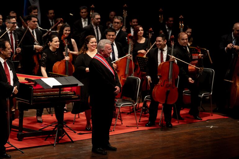 Luis Szarán frente a los músicos de la OSCA, con quienes ofreció una presentación al finalizar el acto.