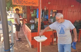 vdb El señor Juan Marcelino Escobar, mostrando el agua de mala calidad que reciben en la ciudad.