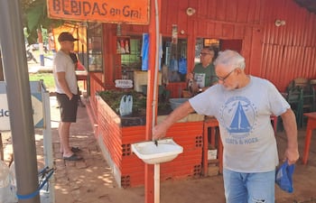vdb El señor Juan Marcelino Escobar, mostrando el agua de mala calidad que reciben en la ciudad.