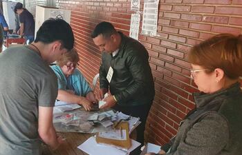 El conteo de los votos en el Centro Regional de Educación de Ciudad del Este