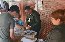 El conteo de los votos en el Centro Regional de Educación de Ciudad del Este