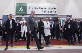 El rey Felipe y la reina Letizia durante su visita a los heridos en el accidente de tren de Adamuz, en el hospital Reina Sofía de Córdoba. (EFE/Salas)