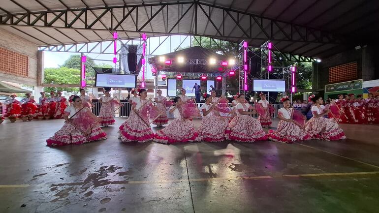 Las bailarinas de la Academia de Danza Vidance se lucieron durante el Festival Folclórico Frazada de Trapo en Carapeguá.