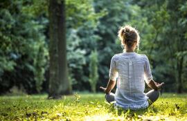 Una mujer meditando. La salud mental es un aspecto crucial del bienestar general y afecta cómo pensamos, sentimos y actuamos en la vida diaria. Con la creciente presión y el ritmo acelerado del mundo moderno, cuidar de nuestra salud mental se ha convertido en una prioridad que no se debe pasar por alto.