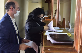 El abogado Nelson Löpez y la magistrada Sonia Deleón Franco, viuda del exdiputado liberal Fernando Nicora López Moreira , presentan la querella por homicidio culposo ante el juzgado de garantías N° 2.