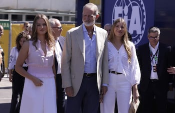 El rey Felipe VI, la princesa Leonor y la infanta Sofía a su llegada al Gran Premio de España de Fórmula Uno en el nuevo circuito de Madring en Madrid. (EFE/JuanJo Martín)