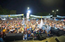 Multitud enérgica en la plaza, con pancartas y banderas mientras escuchan a Manuel Achucarro.