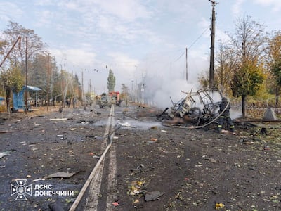 Kiev, 8 oct (EFE).- Al menos 30 personas han muerto en la ciudad ucraniana de Kramatorsk, en el este del país, a consecuencia de un ataque ruso con bomba aérea que ha alcanzado a un autobús dentro de la localidad, según el último balance ofrecido por la Fiscalía de la región de Donetsk. En el balance previo, el presidente ucraniano, Volodímir Zelenski, y las autoridades regionales y locales habían dado la cifra de 12 fallecidos. El mandatario dijo que Rusia lanzó una bomba aérea contra la ciudad que impactó contra una parada de autobús. EFE/ Servicios de Emergencias de Ucrania - SOLO USO EDITORIAL/SOLO DISPONIBLE PARA ILUSTRAR LA NOTICIA QUE ACOMPAÑA (CRÉDITO OBLIGATORIO) -