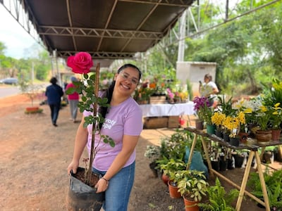 Romina Penayo es una de las integrantes de la comisión de feriantes del Yvoty Rape, que acompaña y participa activamente en la organización de esta tradicional expoferia de flores y plantas.