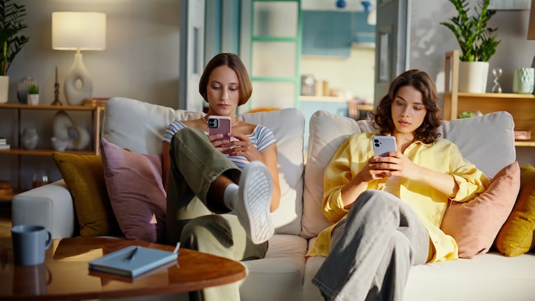 Concepto de uso constante del smartphone.