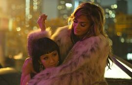 Constance Wu y Jennifer Lopez en "Estafadoras de Wall Street".