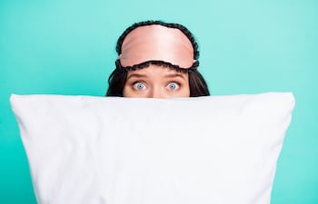 Mujer acaba de despertar de la cama.