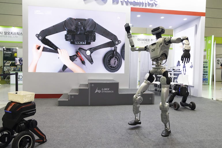 Un robot humanoide realiza una demostración durante la feria tecnológica Robot Tech Show 2026 en el centro de exposiciones COEX de Seúl, Corea del Sur, el 10 de junio de 2026.