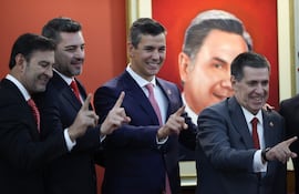 Desde la izquierda; el senador, Silvio Ovelar; el vicepresidente de Paraguay, Pedro Alliana; el presidente de Paraguay, Santiago Peña, y el presidente del partido político Asociación Nacional Republicana, Horacio Cartes, durante la presentación de un informe de gestión ante la Junta de Gobierno del Partido Colorado.