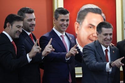 AME1936. ASUNCIÓN (PARAGUAY), 17/06/2026.- Desde la izquierda; el senador, Silvio Ovelar; el vicepresidente de Paraguay, Pedro Alliana; el presidente de Paraguay, Santiago Peña, y el presidente del partido político Asociación Nacional Republicana, Horacio Cartes, reaccionan durante la presentación de un informe de gestión ante la Junta de Gobierno del partido político Asociación Nacional Republicana este miércoles, en Asunción (Paraguay). EFE/ Juan Pablo Pino