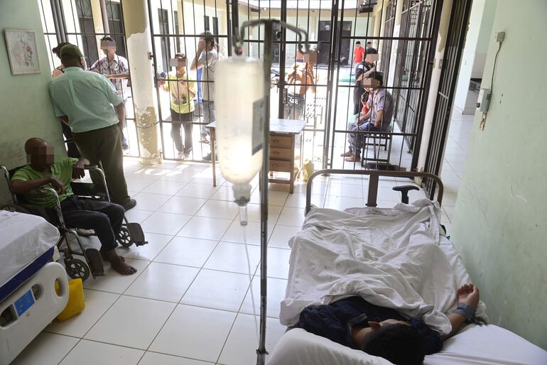 El Hospital Psiquiátrico está sobrepasado, pero es justificativo para los maltratos, dice personal del establecimiento. 