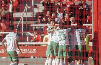 Jugadores de Banfield acorralan a Martín Río, quien anotó el gol.
