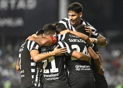 Los jugadores de Libertad celebran un gol en el partido frente a General Caballero de Juan León Mallorquín por el torneo Apertura 2024 del fútbol paraguayo en el estadio La Huerta, en Asunción.