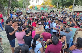 Los Reyes Magos entregando los regalos a los niños en Fuerte Olimpo.