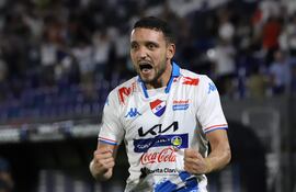 El paraguayo Diego Duarte, futbolista de Nacional, celebra un gol en el partido frente a Atlético Nacional por la Fase 2 de la Copa Libertadores 2024 en el estadio Defensores del Chaco, en Asunción.