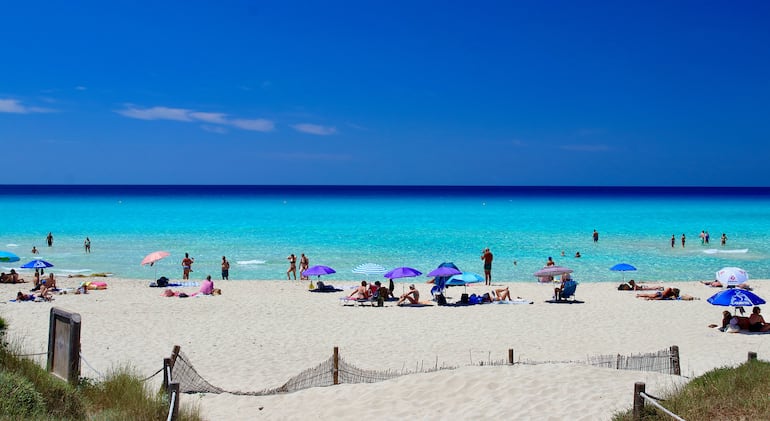 Playa Es Arenals, Es Caló, Isla Formentera, España.