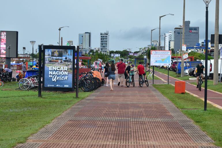 La playa la disfrutan bajo la lluvia en Encarnación