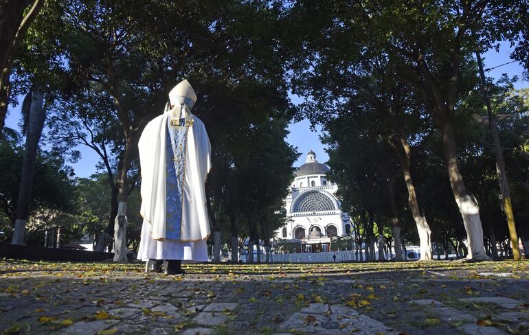 Cabizbajo y hasta parece impactado por la ausencia de fieles, monseñor Ricardo Valenzuela se dirige hacia el santuario para presidir la misa principal.