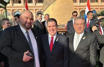 Jatar Fernández (izq.), Horacio Cartes y Eulalio "Lalo" Gomes (der.) durante la asunción de Santiago Peña.