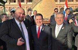 Jatar Fernández (izq.), Horacio Cartes y Eulalio "Lalo" Gomes (der.) durante la asunción de Santiago Peña.