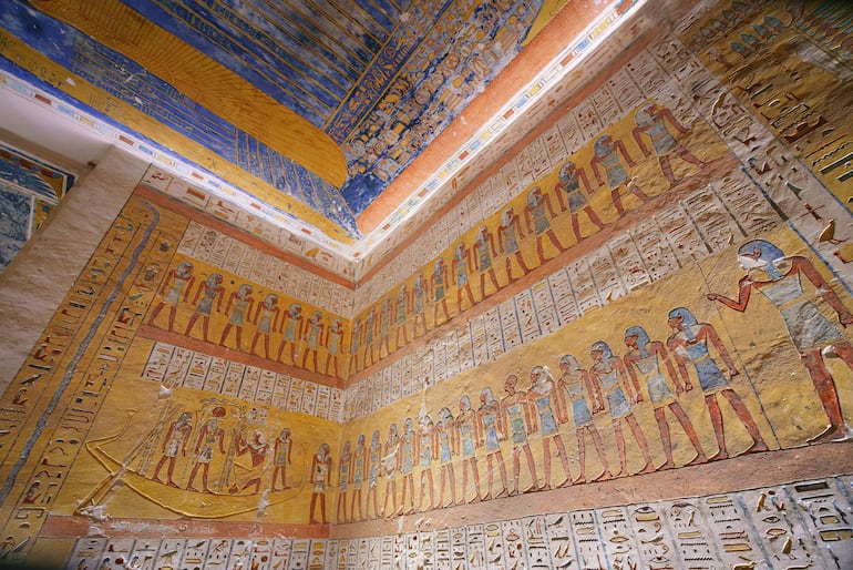 Pinturas murales que representan escenas del Libro de la Noche con serpientes, deidades y cartuchos en la tumba de Ramsés IX. Imagen ilustrativa de pintura egipcia.