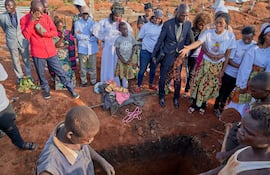 Personal entierra el ataúd de una víctima del ébola en Bunia, provincia de Ituri, República Democrática del Congo. Según la Organización Mundial de la Salud (OMS), la provincia de Ituri sigue siendo el epicentro de la variante Bundibugyo del virus del ébola, con una cifra que alcanza casi las 1.000 muertes.