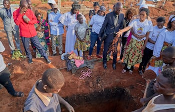 Personal entierra el ataúd de una víctima del ébola en Bunia, provincia de Ituri, República Democrática del Congo. Según la Organización Mundial de la Salud (OMS), la provincia de Ituri sigue siendo el epicentro de la variante Bundibugyo del virus del ébola, con una cifra que alcanza casi las 1.000 muertes.