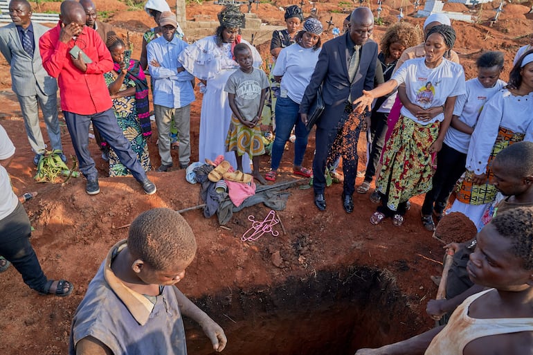 BUNIA (República Democrática del Congo), 22/07/2026.- Personal entierra el ataúd de una víctima del ébola en Bunia, provincia de Ituri, República Democrática del Congo, el 22 de julio de 2026. Según la Organización Mundial de la Salud (OMS), la provincia de Ituri sigue siendo el epicentro de la variante Bundibugyo del virus del ébola, con una cifra que alcanza casi las 1.000 muertes. EFE/EPA/DIEUDONNE DIROLE