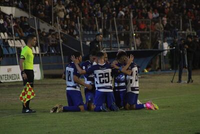 Festejo de los jugadores del 2 de Mayo tras el gol que le dio la victoria ante el 3 de Febrero
