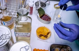 Análisis de botulismo en latas de conserva.