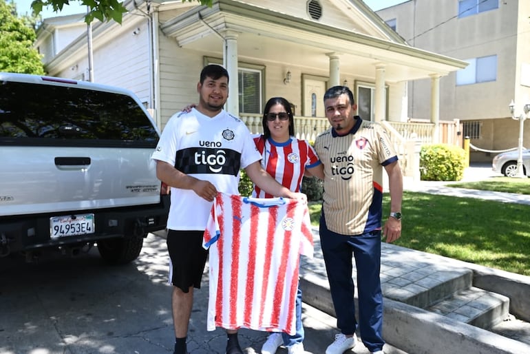 Todos los hinchas de los clubes paraguayos se unen en los colores albirrojos.