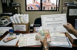Imagen recreativa sobre la venta de títulos falsos en el MEC.