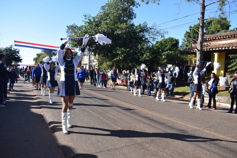Las chiroleras del Colegio Nacional Gregorio Ramón Cardozo, de la compañía Yeguarizo, saludaron al distrito por su fecha fundacional.