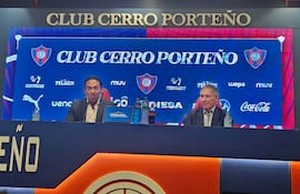 Ariel Holan (d) en la presentación como entrenador de Cerro Porteño.