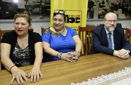 Los doctores Carmen Sckell de Duarte, Marta Cabrera, y Carlos Arbo, cuando llegaron a la redacción de ABC para denunciaron que fueron destituidos por persecución política.