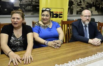 Los doctores Carmen Sckell de Duarte, Marta Cabrera, y Carlos Arbo, cuando llegaron a la redacción de ABC para denunciaron que fueron destituidos por persecución política.