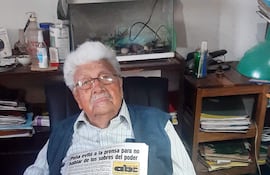 Don Vidal Añazco en su oficina de Eusebio Ayala, donde sigue trabajando como contador.