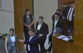Representantes de banco Atlas ingresando a la sala de sesiones del Senado ayer, donde se desarrolló la sesión de la gomisión "garrote".