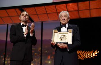 Robert De Niro recibió la Palma de Oro Honorífica de manos de Leonardo DiCaprio durante la ceremonia inaugural del 78.º Festival de Cine de Cannes.