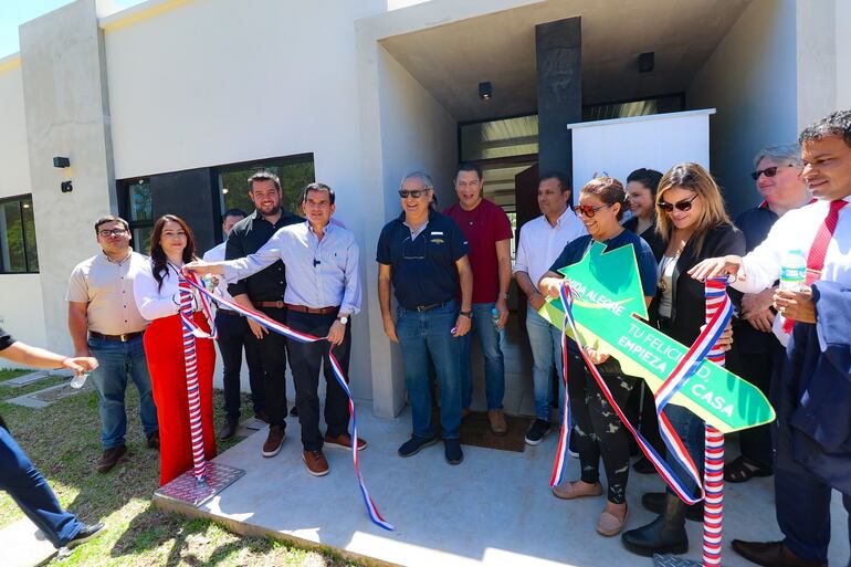 Raúl Salinas en un acto junto al intendente Carlos Echeverría y el ministro Juan Carlos Baruja. 