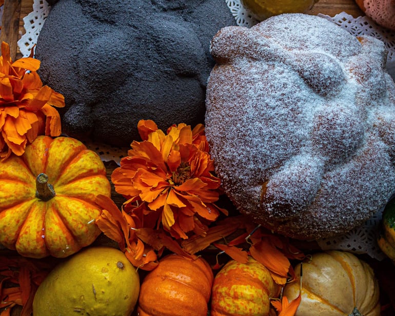 El pan de muerto, nacido tras la conquista como sustituto del amaranto ceremonial de los ritos prehispánicos, convive hoy con las calabazas de temporada en una muestra de cómo la gastronomía preserva el recuerdo de quienes ya partieron. Foto: Roberto Carrillo (Pexels).