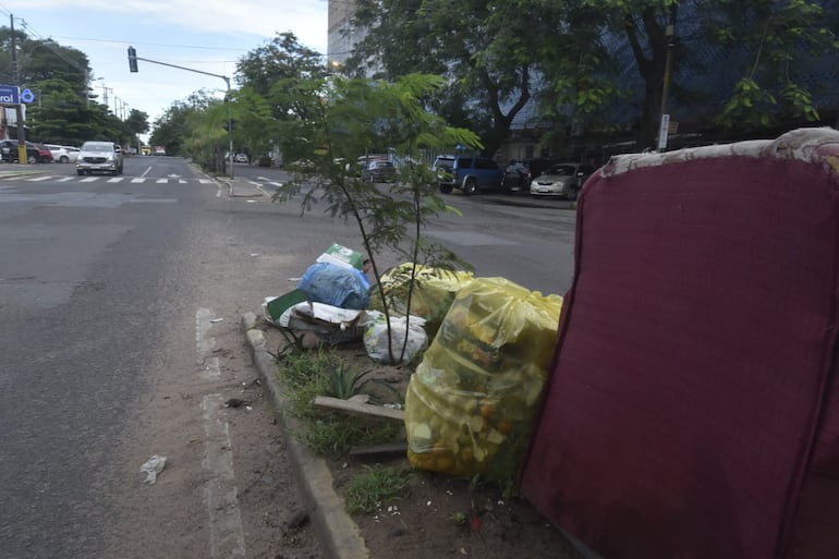 Frente al Hospital del Trauma, bolsas de gran tamaño, de color amarillo, cajas de cartón e incluso un sofá abandonado forma parte del paisaje en la avenida General Santos.